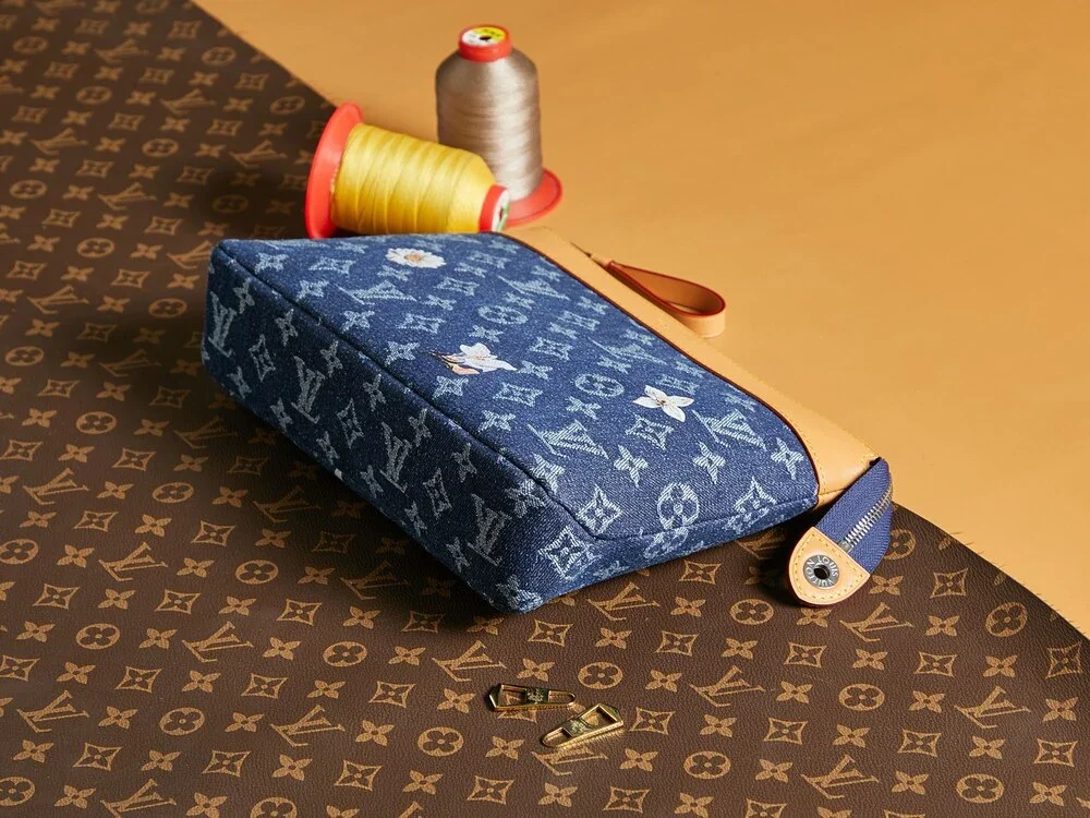 LOUIS VUITTON. dimensions 30